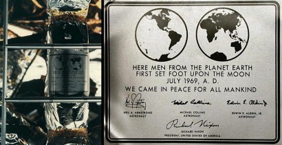 A Holdon elhelyezett Apollo-11 emlékplakett szövegét is Futurával szedték