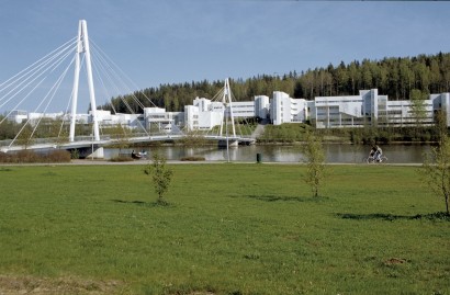 A Jyväskyläi Egyetem egyik szimbóluma, a Jyväsjärvi tó két oldalán elhelyezkedő kampuszokat összekötő híd