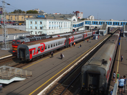 Vonatunk (jobbra) a kirovi vasútállomáson