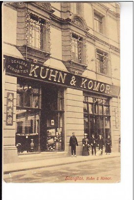 A Kuhn & Komor cég üzlete Sanghajban