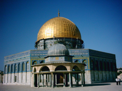 A leghíresebb jeruzsálemi muszlim épület, a Sziklamecset 691-re készült el.