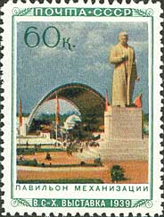 A Sztálin-szobor egy korabeli bélyegen