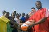 Amerikai tengerésztisztek focilabdát ajándékoznak afrikai gyerekeknek