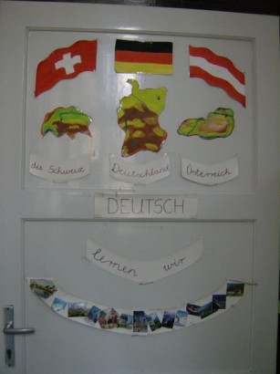 Az ajtóról megtudhatjuk, hogy a németet legalább három országban beszélik