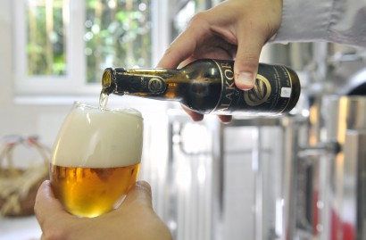 Az új Alakor sört töltik pohárba az első hazai biosör bemutatóján a Corvinus Egyetem Sör- és Szeszipari Tanszékének sörfőzőlaborjában