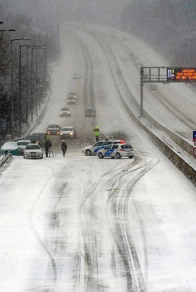 Budapest, 2013. március 15. A rendkívüli időjárásra tekintettel, közlekedésbiztonsági okok miatt lezárták az M1-M7 autópályák fővárosból kivezető közös szakaszát