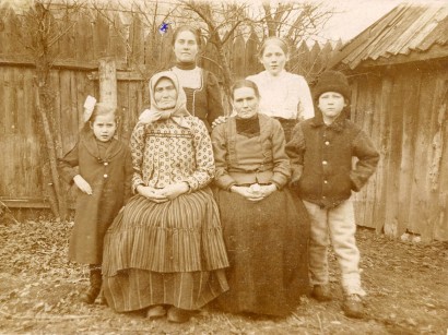 Csíkmenasági család az első világháború alatt, férfiak nélkül
