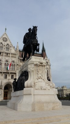 Fejétől büdös a hal – a korrupció a legmagasabb szintekig ért a Monarchia Magyarországán. Andrássy Gyula – korábban lebontott – szobrát 2016. szeptember 16-án avatták újjá a Parlamentnél.