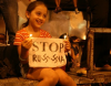 Grúz kislány „Állítsátok meg Oroszországot” felirattal az orosz-grúz háború idején 2008-ban