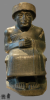 Gudea, sumer király szobra. Megfigyelhető a szobron futó ékírásos szöveg.