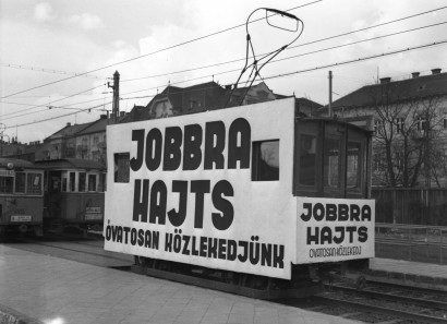 Jobbra hajtós reklám egy Széll Kálmán téren álló villamoson