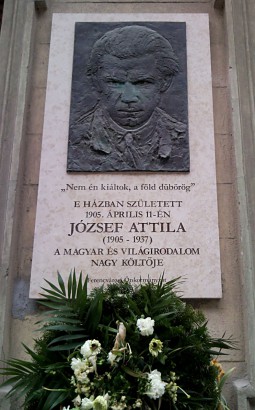 József Attila emléktáblája a Gát utca 3. falán