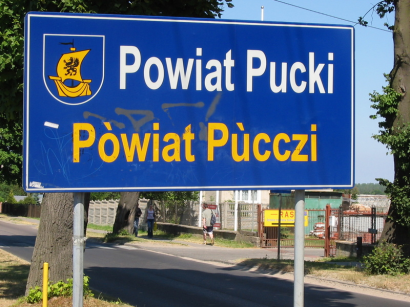 Kétnyelvű tábla a Pucki járás határán