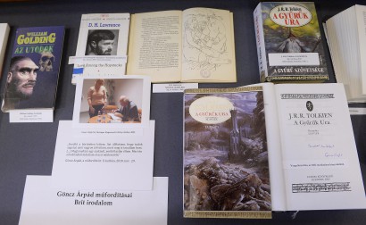 Könyvek a Göncz Árpád, a műfordító című kiállításon az Országos Idegennyelvű Könyvtárban
