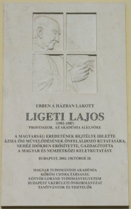 Ligeti Lajos emléktáblája budapesti lakásánál, a Belgrád rakpart 26. alatt