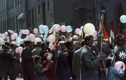 Május elsejei felvonulók a Dembinszky utca sarkán 1965-ben