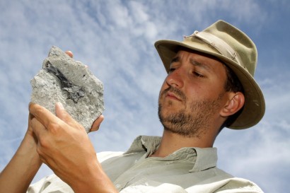 Paleontológus mutatja az iharkúti ásatáson feltárt új növényevő dinoszauruszfaj csontjának kövületét