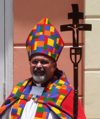 Püspök színes miseruhában. A férfiak nincsenek alulreprezentálva