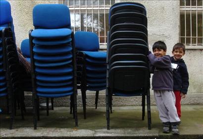 Roma kisfiúk játszanak az Országos Cigány Önkormányzat székházában