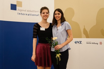 Ryan Anna (j) és Dörner Csenge (b) képviseli Magyarországot Rigában a Vitázik a világ ifjúsága vitavetélkedő egyhetes nemzetközi döntőjén