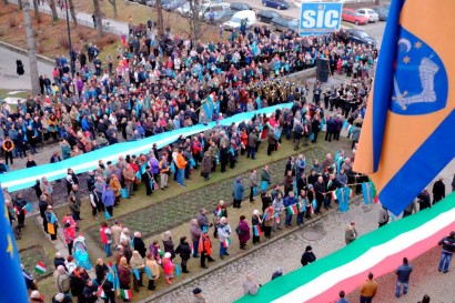 Sepsiszentgyörgyi tiltakozás 2014 decemberében a himnuszéneklés miatt kiszabott bírság ellen
