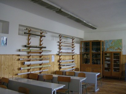 Szemléltető eszközök a falon és használatra készen egy budapesti gimnáziumban
