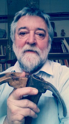 Szuhay Péter, a Mesterséggyűjtemény muzeológusa kedvenc szalukapájával