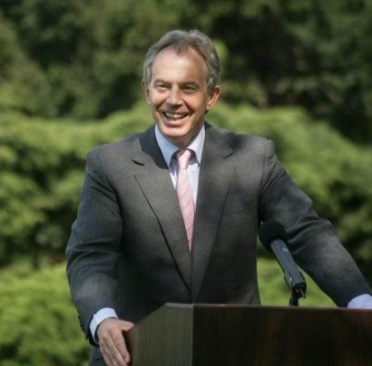 Tony Blair még a botrány kirobbanása előtt. Nyugodtan mosolygott