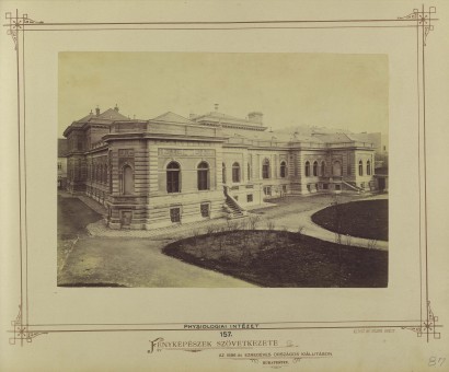 Trefort kert a Magyar Királyi Tudományegyetem Élettani Intézete (ma az ELTE Bölcsészettudományi Kar E épülete). A felvétel 1876 és 1880 között készült. 