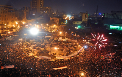 Ünneplő tüntetők Kairóban