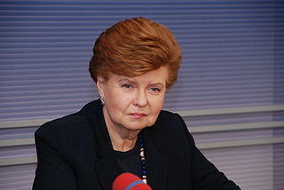 Vaira Vīķe-Freiberga [vítye] 1999-ben lett köztársasági elnök lett