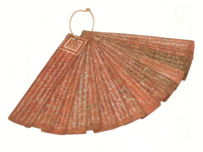 12. századi rézlapocskák a divehi régi írásával.