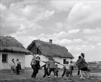 1969. május 12: játszó gyerekek a hajdúsámsoni cigánytelepen