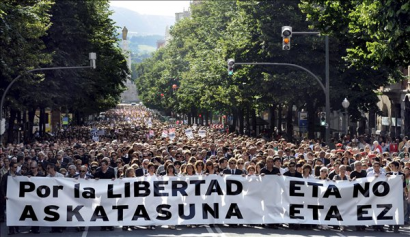 2009: ezrek tüntetnek a Baszk Haza és Szabadság, az ETA baszk szakadár terrorszervezet ellen Bilbaóban