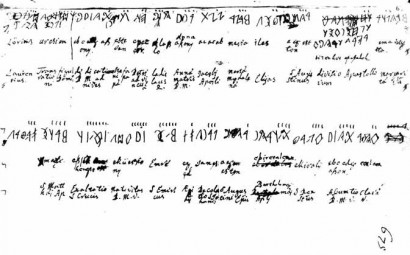 A 675. kéziratlap részlete: középen a küsasszony jelei, átbetűzése és latin megfelelője