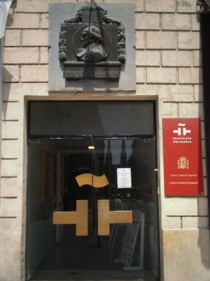 A bordeaux-i Cervantes Intézet bejárata: az ajtón az intézet logója.
