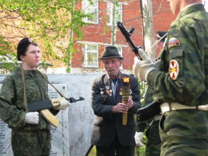 A falu egyetlen élő veteránja, amint az emlékmű örök mécsesét meggyújtja a május 9-i ünnepségen. Novije Tatisli, Baskortosztan, 2012