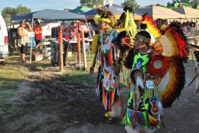 A fiatal sziú táncosok a színes és díszes táncjelmezeket kedvelik (Oglala rezervátum, Dél-Dakota).