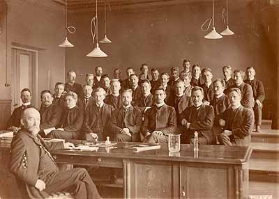 A finn nyelvű tanárképzés Jyväskyläben indult 1863-ban. Hallgatók csoportképe az előző századfordulóról