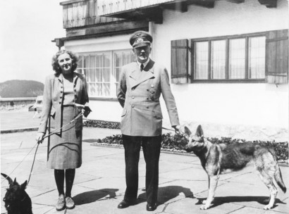 A Führer és Blondi. Eva Braun mellett pedig Negus vagy Stasi