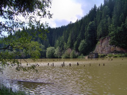 A Gyilkos-tó, a titokzatos hatvanötödik elem (ichor) lelőhelye a regényben
