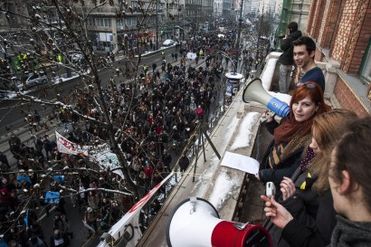 A Hallgatói Hálózat (HaHa) aktivistái állnak az Eötvös Loránd Tudományegyetem (ELTE) Múzeum körúti épületének erkélyén a HaHa és a Középiskolai Hálózat demonstrációjának demonstrációja alatt Budapesten 2013. február 11-én.