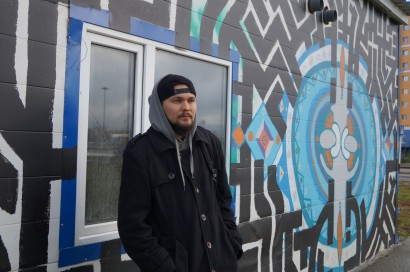 A hanti-manszijszki graffitiprojekt megálmodója, Vlad Alejev egy befejezetlen mű előtt áll