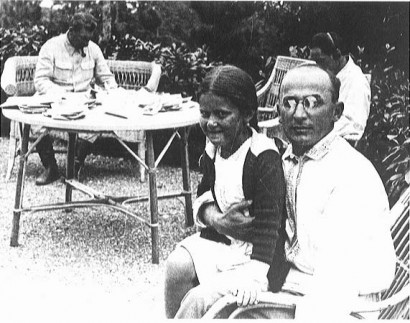 A háttérben Sztálin (grúz), az előtérben Berija (megrel), ölében Sztálin kislányával