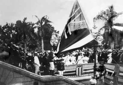 A hawaii zászló leeresztése a királyság 1893-as megdöntés során. A nép vagy külső erők akarata volt-e?