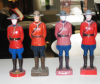 A kanadia rendőrség szuvenír babái - bábúk egy nyelvi játékban.