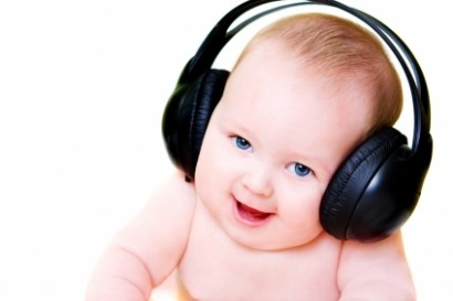 A csecsemőkre nyugtatólag hat a zene