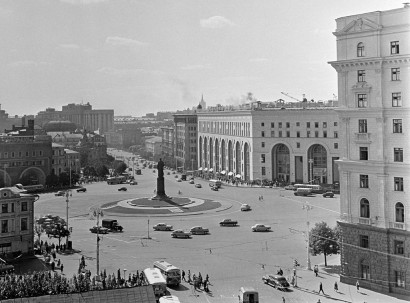 A Ljubljanszkaja (1926 és 1990 között Gyerzsinszkij) tér: jobb oldalon a háttérben a Gyetszkij mir  