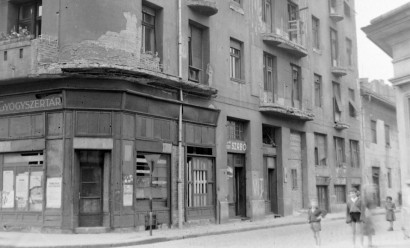 A ló hűlt helye: Magdolna utca – Karácsony Sándor utca sarok 1950-ben