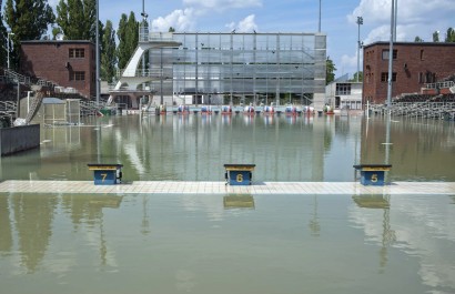 A margitszigeti Hajós Alfréd Nemzeti Sportuszoda külső nagymedencéje, amelybe feltört az áradó Duna vize